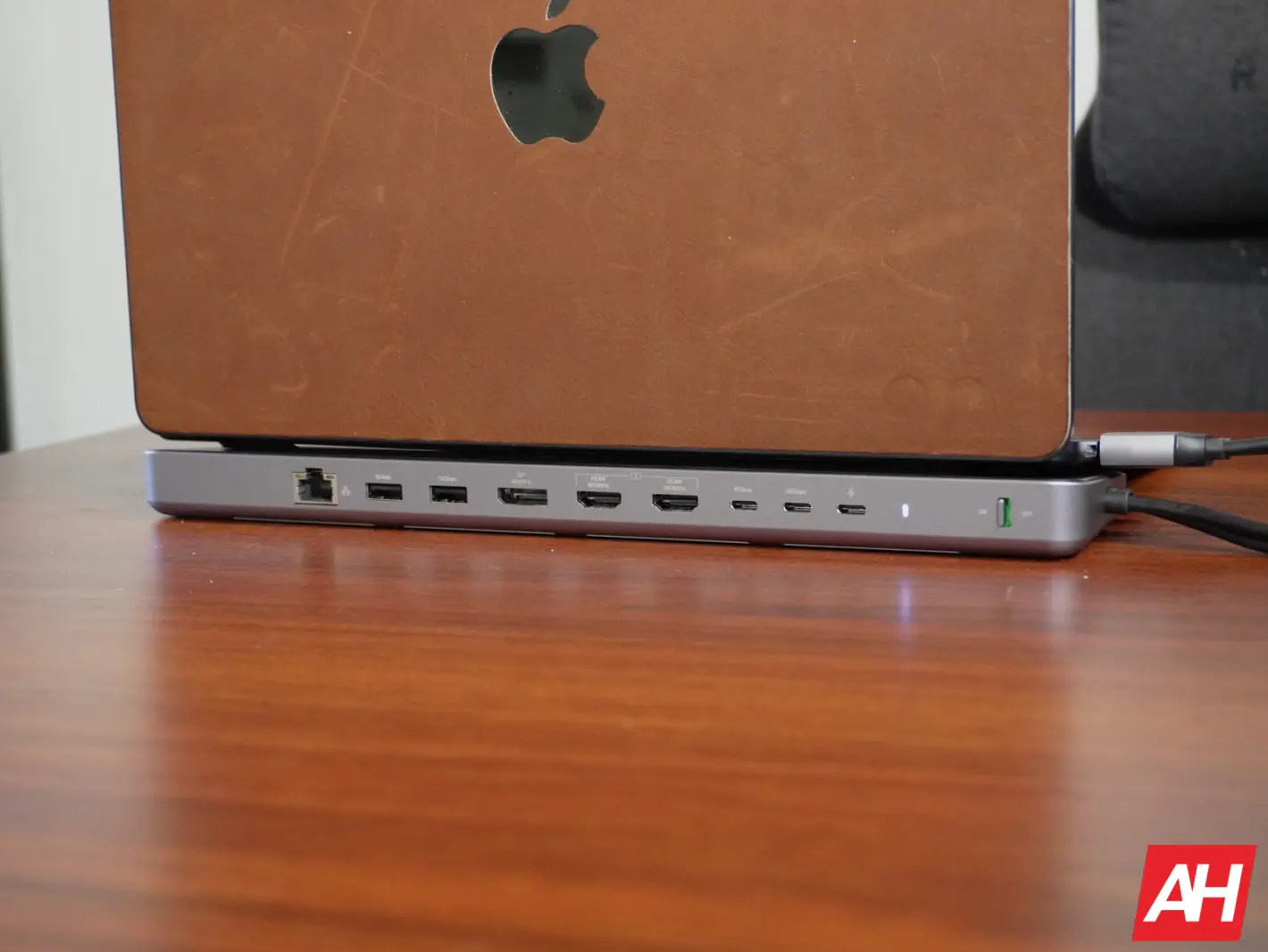 Featured image for Satechi Dual Dock Stand Review: More Storage, More Ports